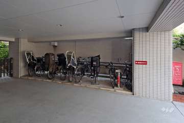 屋内に設けられた駐輪場