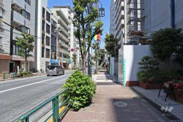 南西側前面道路は26号線通り（都道420号）です。