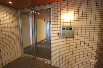 エントランスはオートロック付きです。