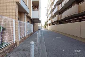 敷地北西側の前面道路（北東側から）