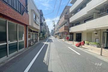 敷地東側の前面道路（北側から）