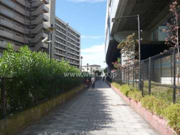 敷地北側には歩道を挟んで国道43号線と阪神高速が走っています。