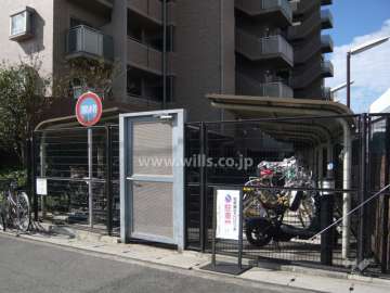 駐輪場（入り口に扉付き）