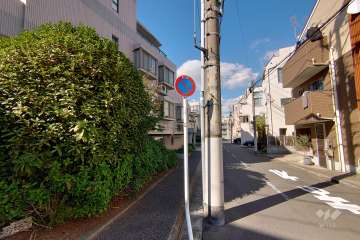 敷地東側の前面道路（南側から）