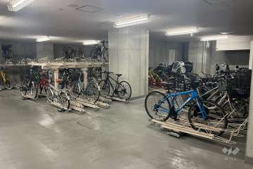 屋内に設けられた駐輪場