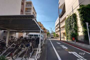 敷地の北側前面道路（東側から）