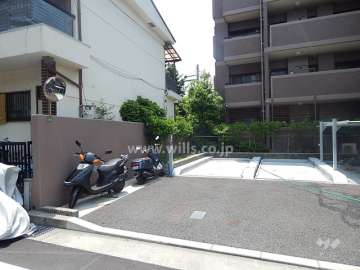 駐車場とバイク置場