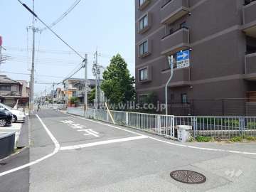 敷地西側の前面道路
