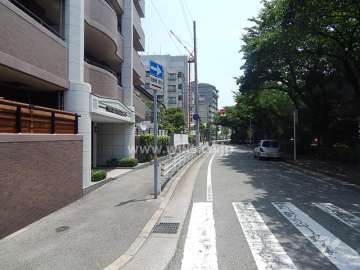敷地南側の前面道路。道を挟んで阪急神戸線が走っています。