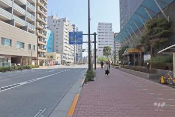 敷地北東側の前面道路（北西側から）