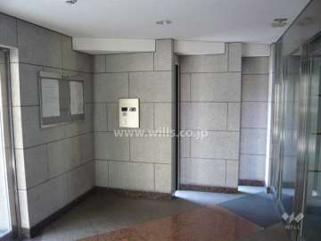 エントランスはオートロック付きです。