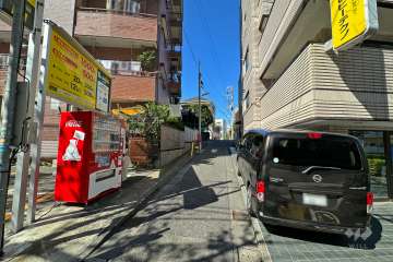 敷地東側の前面道路（南側から）
