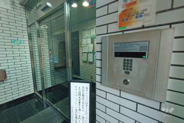 エントランスはオートロック付きです。