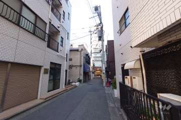 敷地の北西側前面道路（南西側から）