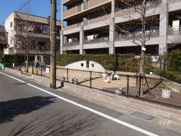 敷地に隣接して西難波千束子ども広場があります。