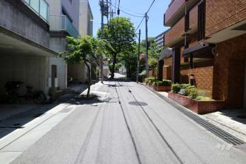 敷地南側の前面道路