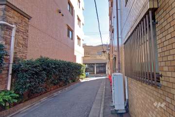 敷地南西側の前面道路（北西側から）
