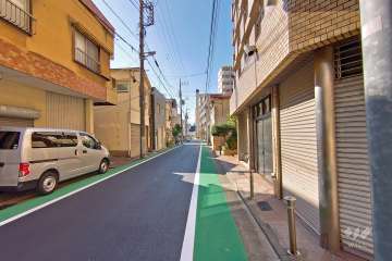 敷地南東側の前面道路（北東側から）
