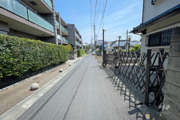 敷地南側の前面道路（西側から）