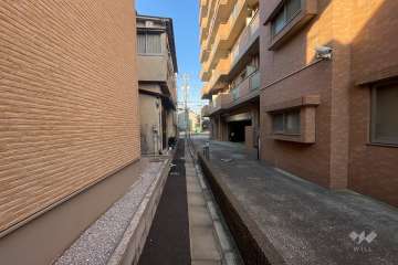 敷地西側の前面道路