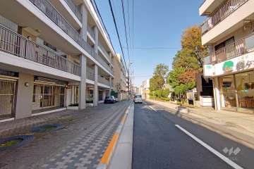 敷地北東側の前面道路（南東側から）