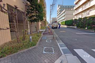 敷地北西側の前面道路（北東側から）