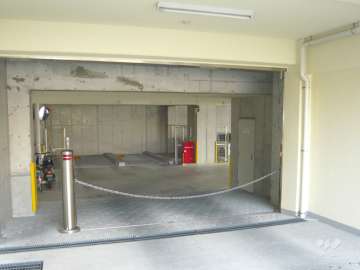 屋内駐車場への入り口にはロボットゲートが着いています