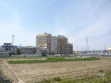 パレ武庫川プルミエール5の遠景。周辺は田畑の広がるのどかな住環境です