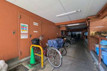 屋内に設けられた駐輪場