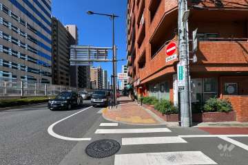敷地南側前面道路は環状六号線です。