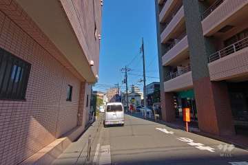 敷地北東側の前面道路（南東側から）