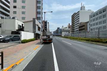 敷地南西側前面道路は山手通りです。（北西側から）