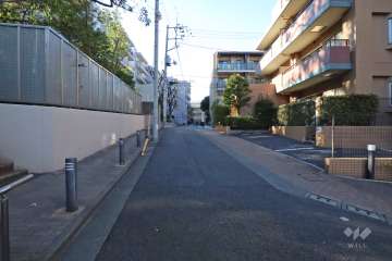 敷地北東側の前面道路（南東側から）