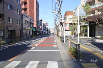 敷地北西側の前面道路（南西側から）