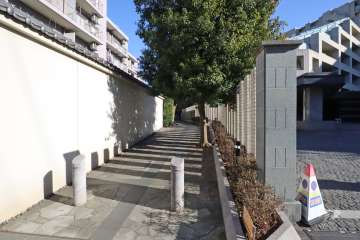 敷地北東側の前面道路（北西側から）