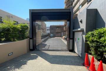 駐車場の出入り口（リングシャッター式）