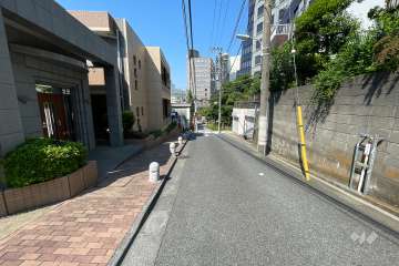 敷地北西側の前面道路（東側から）
