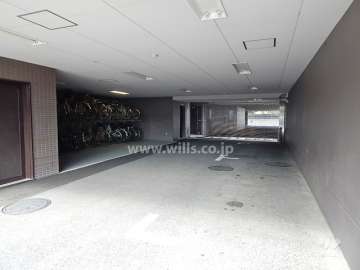 駐車場出入り口と駐輪場