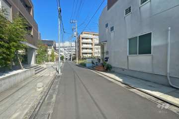 敷地東側の前面道路（南側から）