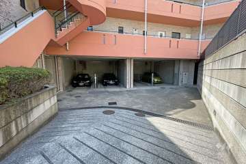 敷地内駐車場8屋内機械式）