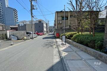 敷地北東側の前面道路（北西側から）