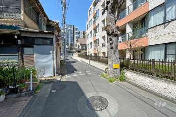 敷地南西側の前面道路（北西側から）