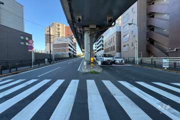 敷地北側の前面道路（西側から）