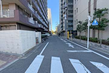 敷地南側の前面道路（西側から）