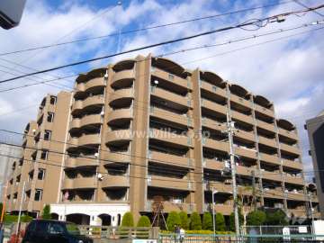 ロイヤルアーク武庫之荘の外観（南西側から）