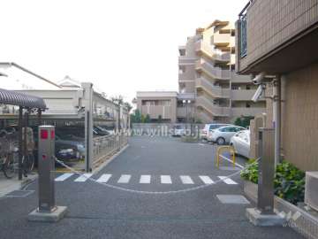 駐車場入口（ロボットゲート付き）