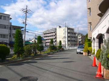 周辺はマンションと一戸建てが混在する住宅地。敷地の西側には水路が流れています。