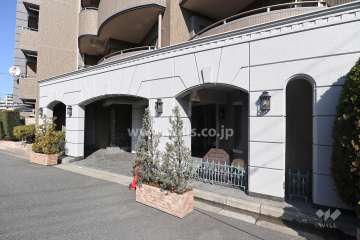 ロイヤルアーク武庫之荘のエントランス