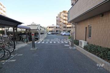 駐車場の出入口にはロボットゲートが設置されています。