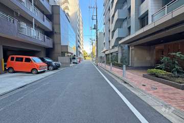 敷地北側の前面道路（西側から）